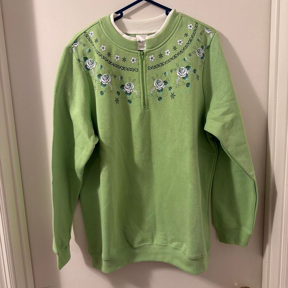 Nwot Blair Women's Green with printed roses and snowflakes sweatshirt Size Large
